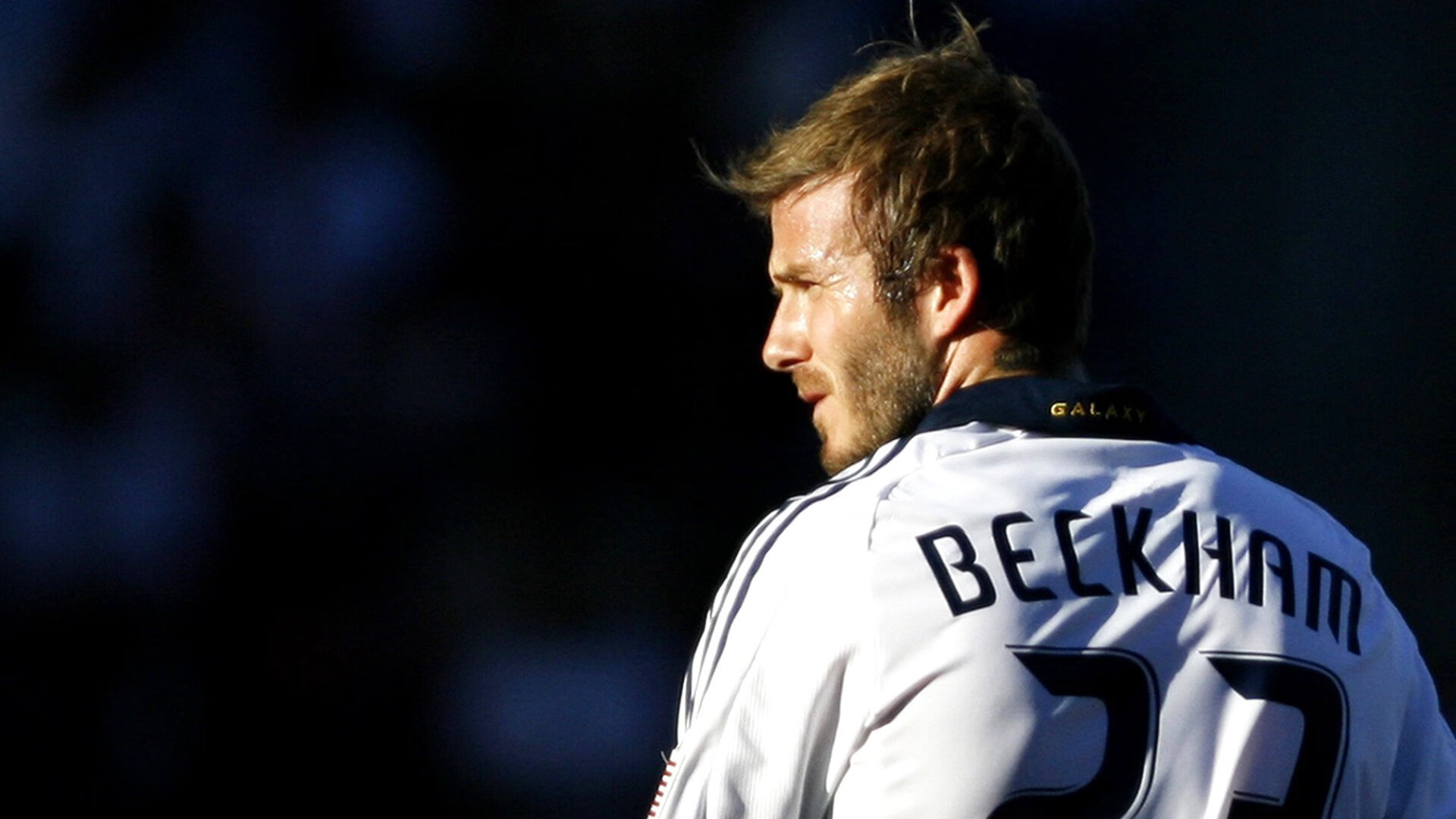 时代落幕的较量，当费德勒的优雅遇上东契奇的钢铁，胜负只在毫厘之间，当优雅的草场交响遇上钢铁的机械矩阵，费德勒与东契奇的时代相遇